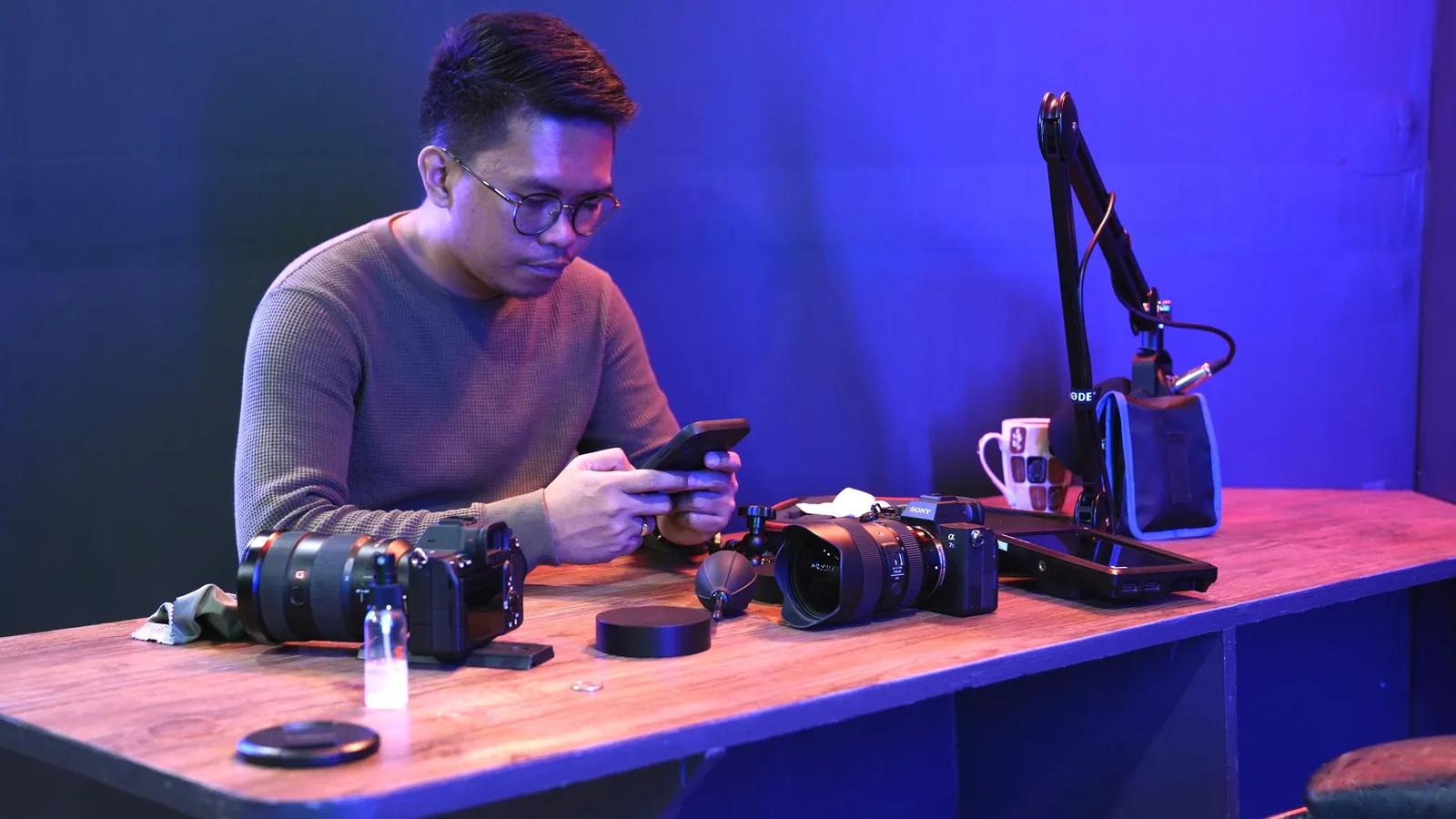 Content creator meninjau catatan penghasilan konten di laptop pada meja kerja studio rumahan