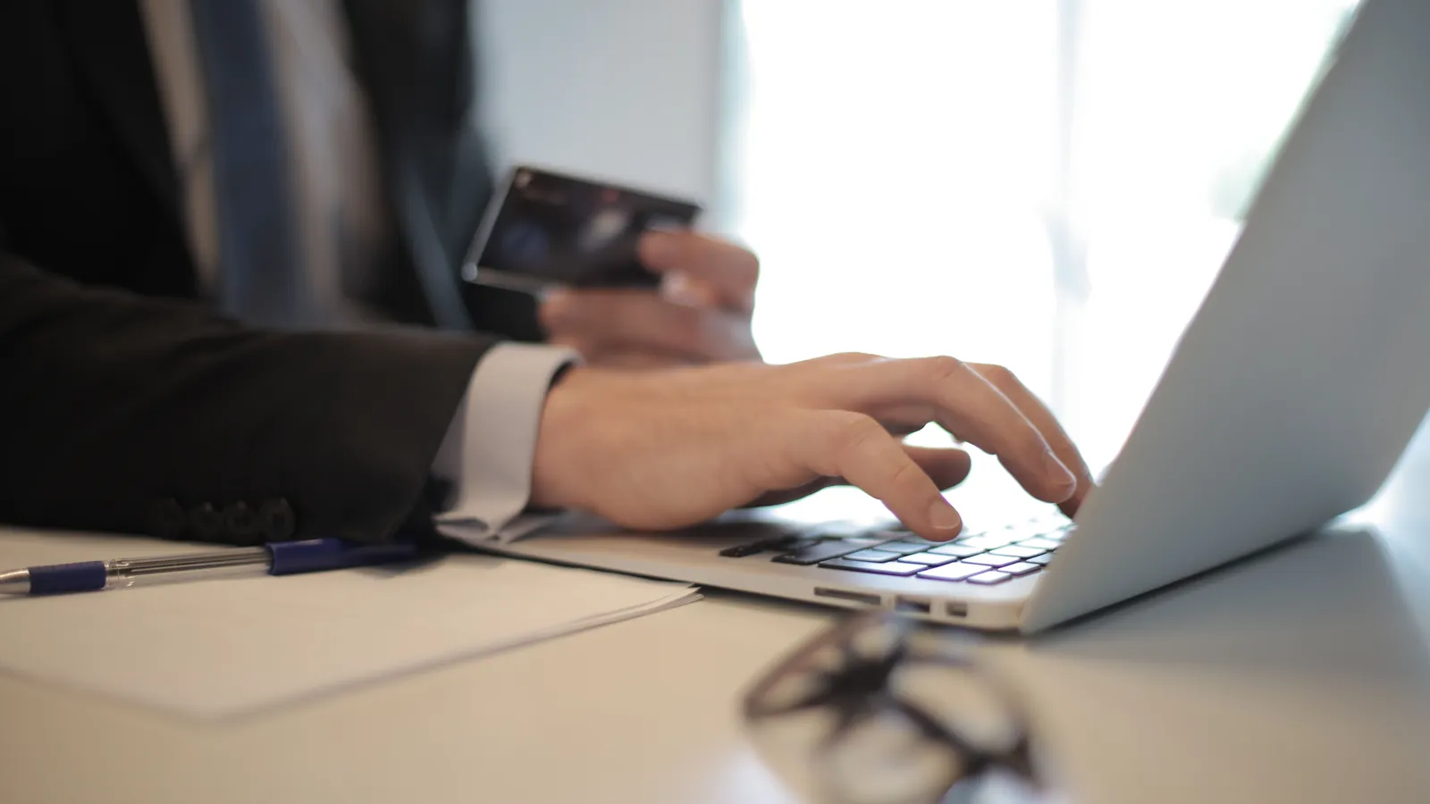 Pemilik usaha mengakses sistem Coretax DJP melalui laptop di kantornya