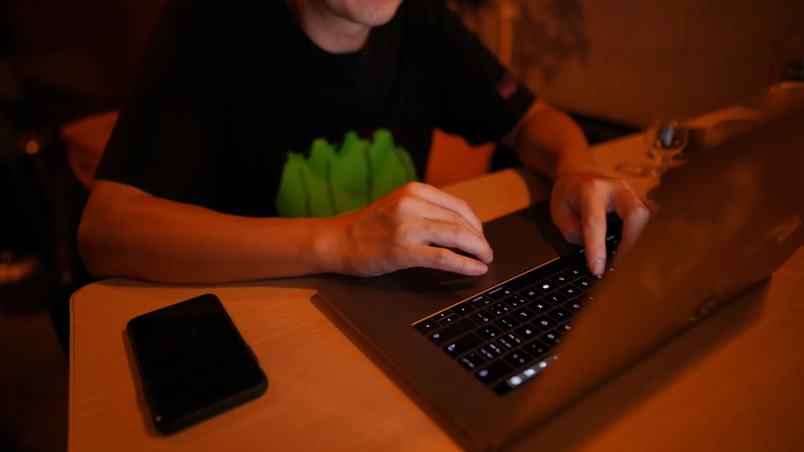 Pemilik usaha menatap layar laptop yang menampilkan pesan gagal login saat mengakses portal pajak pada malam hari