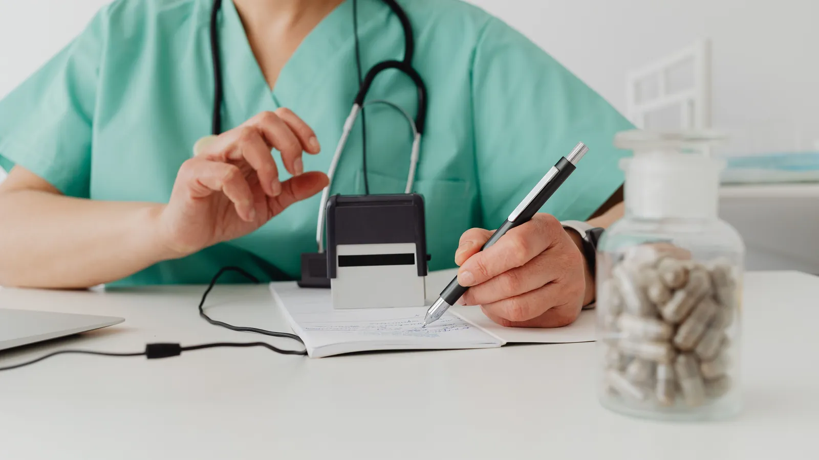 Dokter meninjau dokumen administrasi praktik di meja klinik, gambaran kewajiban pajak dokter