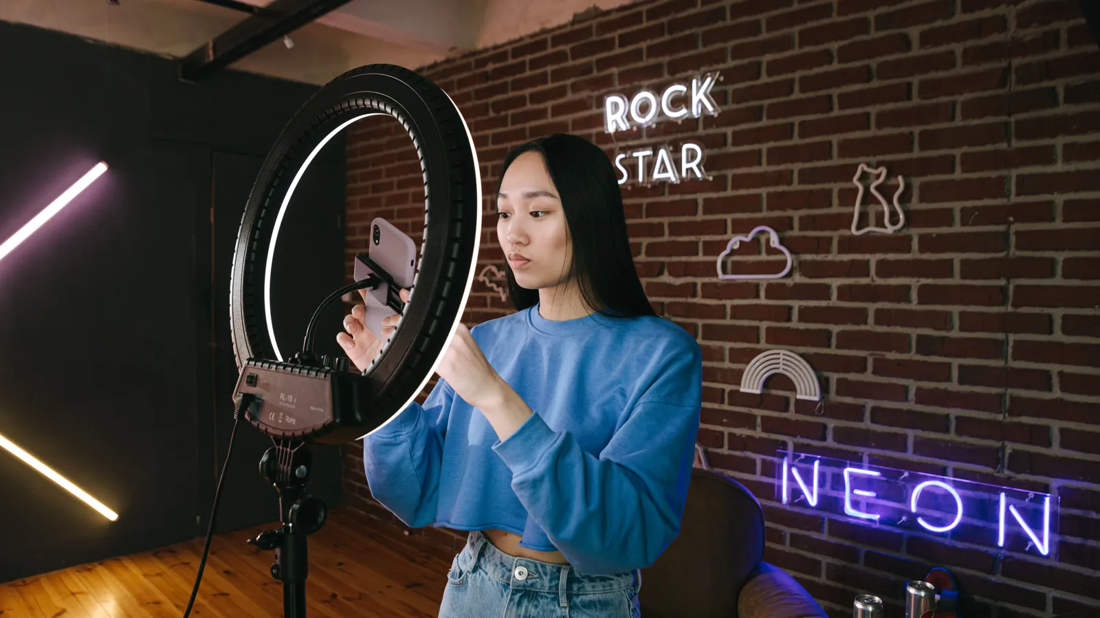 Content creator merekam konten endorsement di studio rumah, penghasilan yang menjadi objek pajak influencer