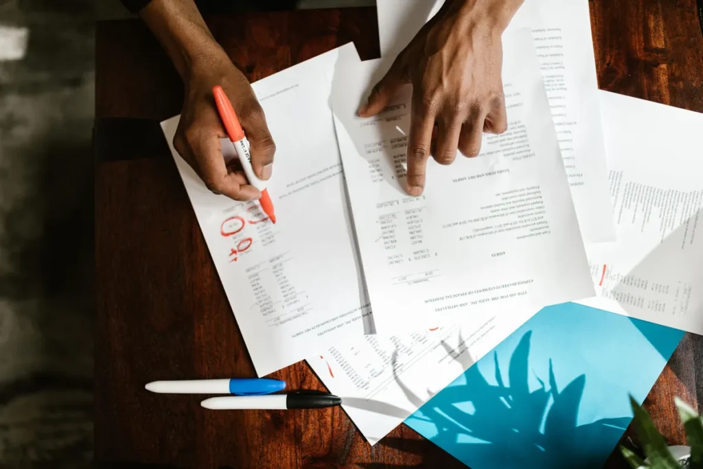 Staf pajak memeriksa invoice jasa untuk menentukan objek dan tarif PPh 23 sebelum pembayaran