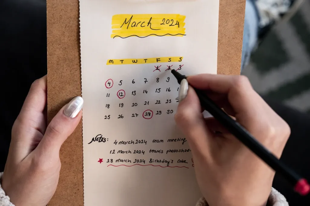 Kalender meja dengan tanggal jatuh tempo ditandai sebagai pengingat batas pembayaran angsuran PPh Pasal 25