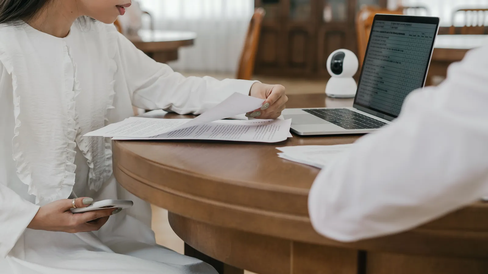 Konsultan pajak menjelaskan perhitungan PPh Pasal 4 ayat 2 kepada pemilik usaha di ruang rapat kantor